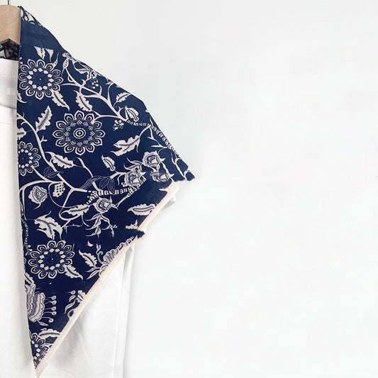 Navy blue and white double-sided two-color warm scarf