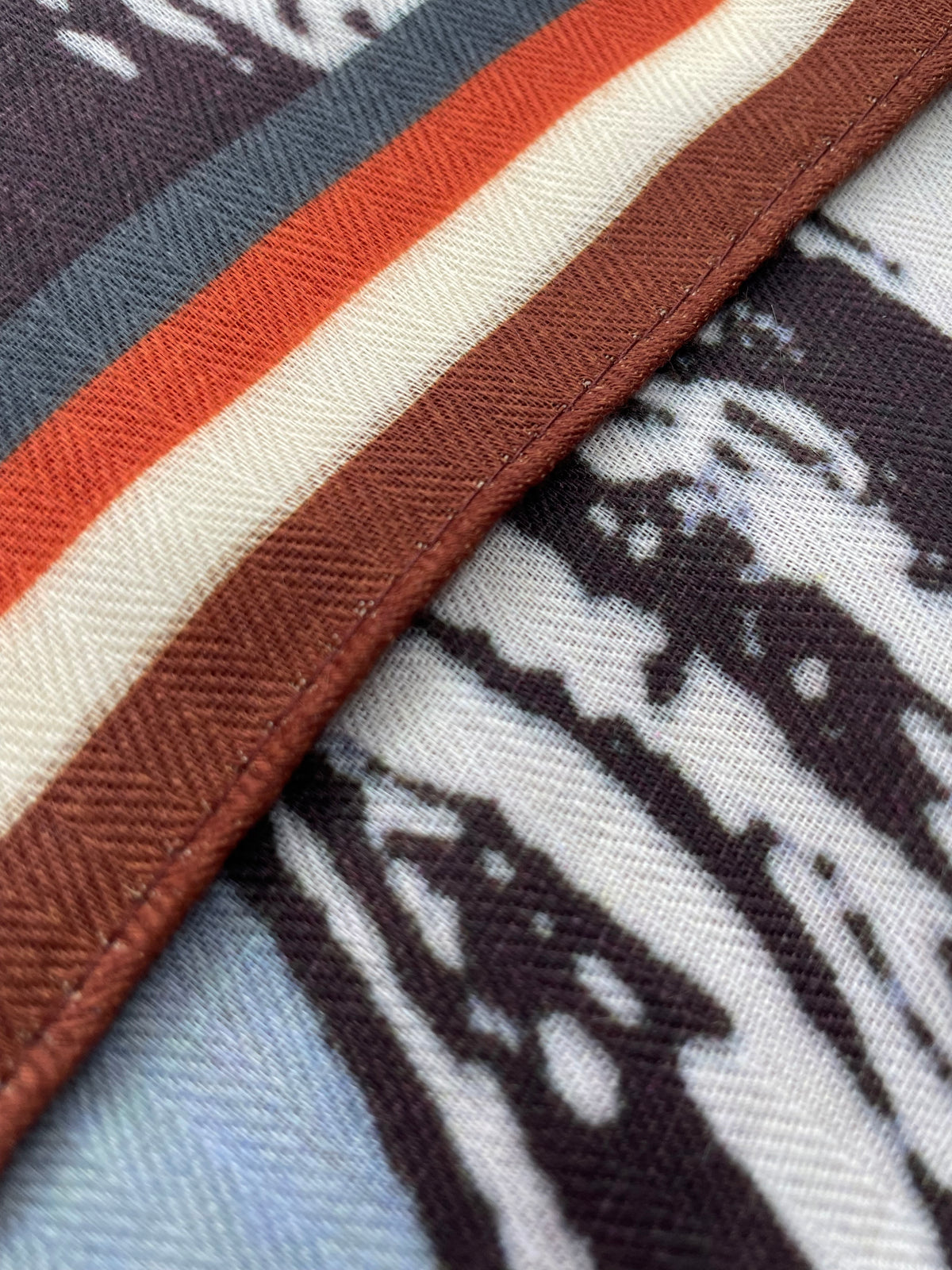 Artistic Graffiti-Print Warm Square Scarf (65×65cm)